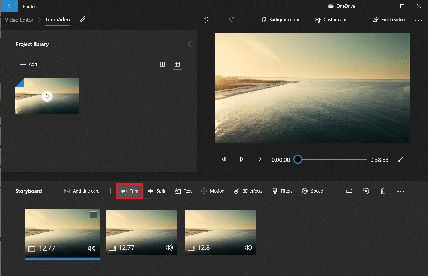Wählen Sie das erste Video auf dem Storyboard aus und klicken Sie auf Trimmen. So trimmen Sie Videos in Windows 10