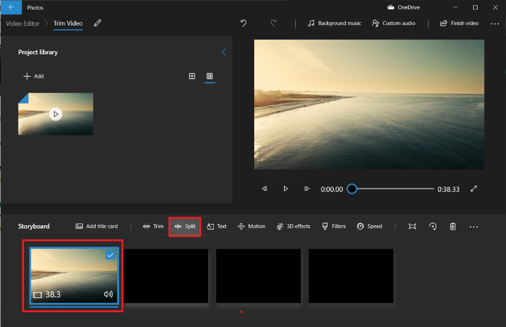 Ziehen Sie die Videodatei aus dem Bereich „Projektbibliothek“ auf das Storyboard und wählen Sie die Option „Teilen“. So trimmen Sie Videos in Windows 10