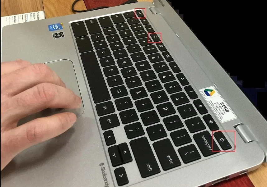 Drücken Sie im Chromebook gleichzeitig die Tasten Esc Refresh und Power. So installieren Sie Windows auf einem Chromebook