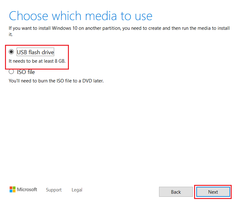 sélectionnez l'option de lecteur flash USB et cliquez sur Suivant dans la configuration de l'outil de création de support d'installation de Windows 10