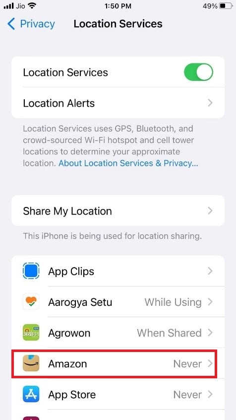 Recherchez l'application pour laquelle vous souhaitez désactiver le service de localisation. Ici, Amazon est pris comme exemple