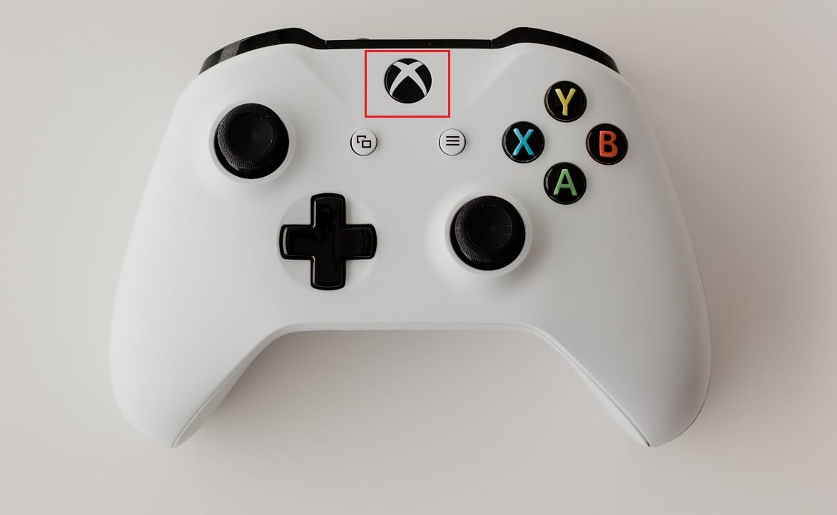 找到控制器中央的 Xbox 按钮