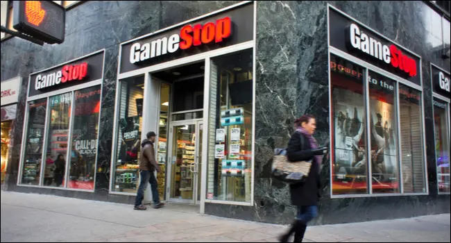 位於城市街角的 GameStop 商店。