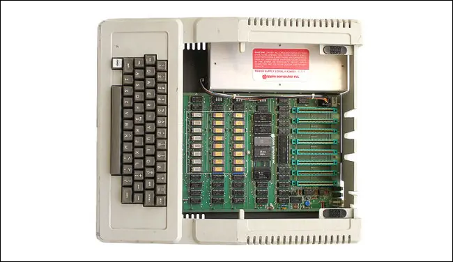 L'Apple II avec son couvercle ouvert, montrant ses connecteurs d'extension internes.