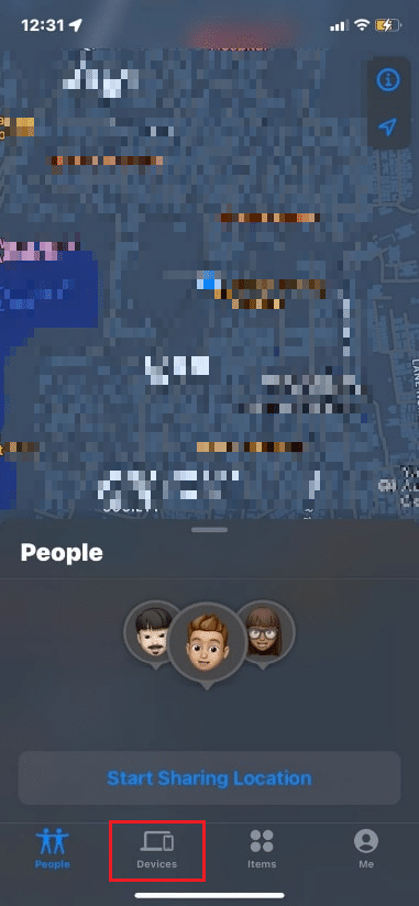 Toque na guia Dispositivos na barra inferior | Como verificar a localização de alguém no iPhone