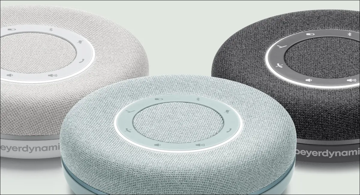 Speakerphone Nordic Grey, Aquamarine, dan Charcoal Space di atas meja