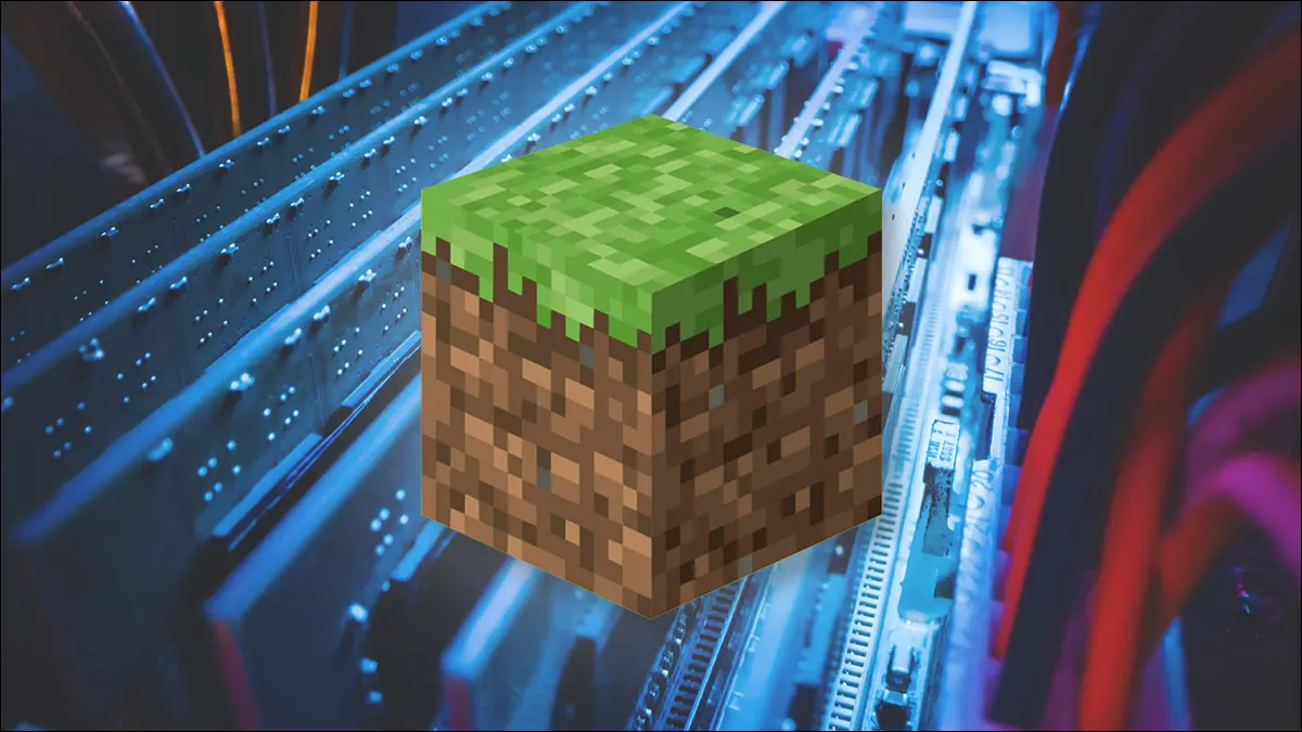 Blok Minecraft yang dikenakan di atas deretan RAM komputer.