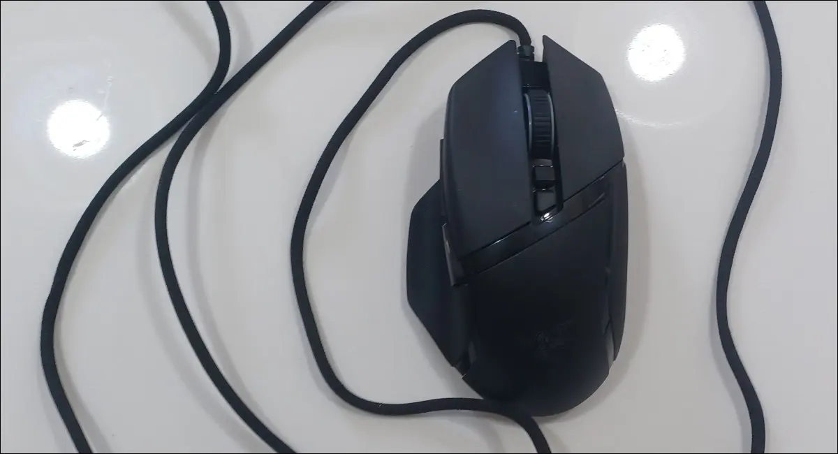 Razer Basilisk V3 di atas meja