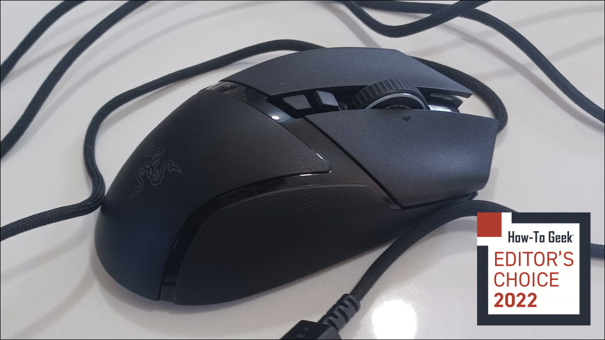 테이블 위의 Razer Basilisk V3