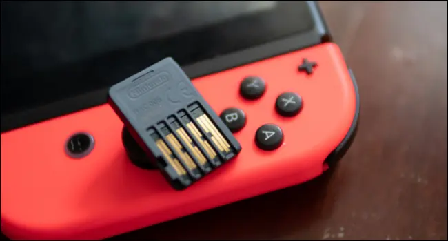 Крупный план игрового картриджа Nintendo Switch на устройстве Switch.