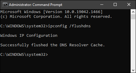 Menampilkan pesan "Konfigurasi IP Windows Berhasil membersihkan Cache Penyelesai DNS." di command prompt