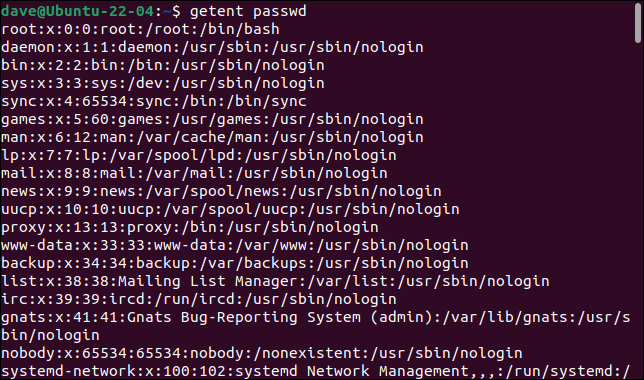 Menggunakan getent untuk membuang file /etc/passwd ke jendela terminal