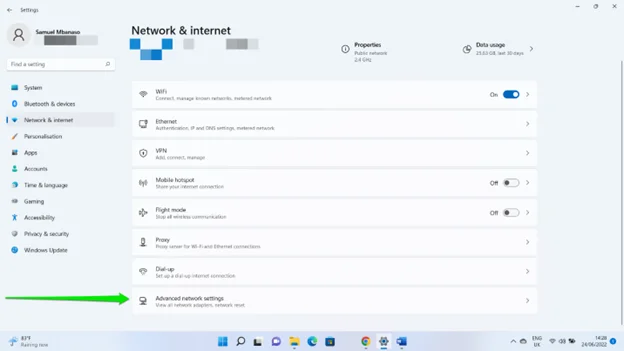 คลิกการตั้งค่าเครือข่ายขั้นสูงภายใต้หน้าเครือข่ายและอินเทอร์เน็ตบน Windows 11