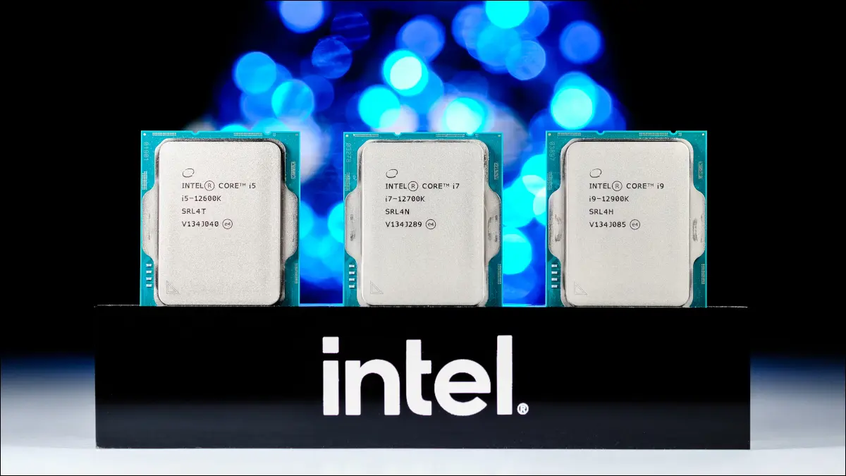 Una vitrina con la marca Intel que muestra la línea de procesadores de escritorio de 12.ª generación.