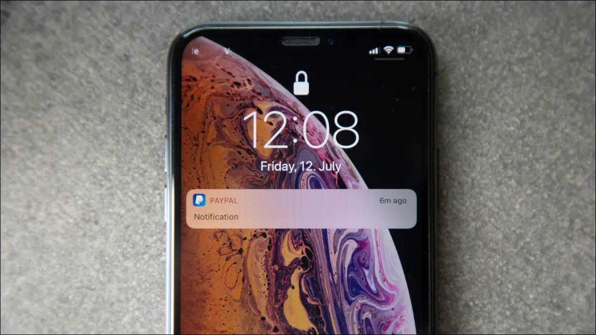 PayPal 알림이 있는 iPhone의 잠금 화면.
