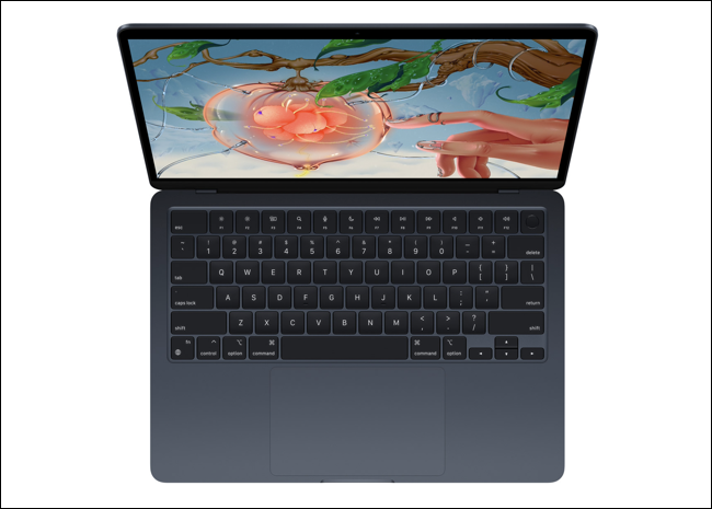 MacBook Air M2 (2022) o północy