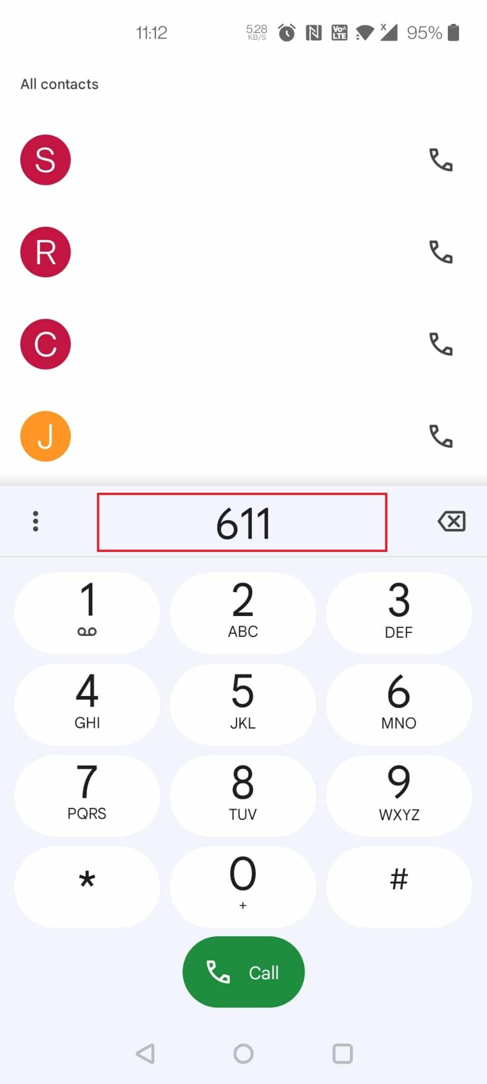 Otwórz aplikację dialer na swoim urządzeniu i zadzwoń pod numer 611