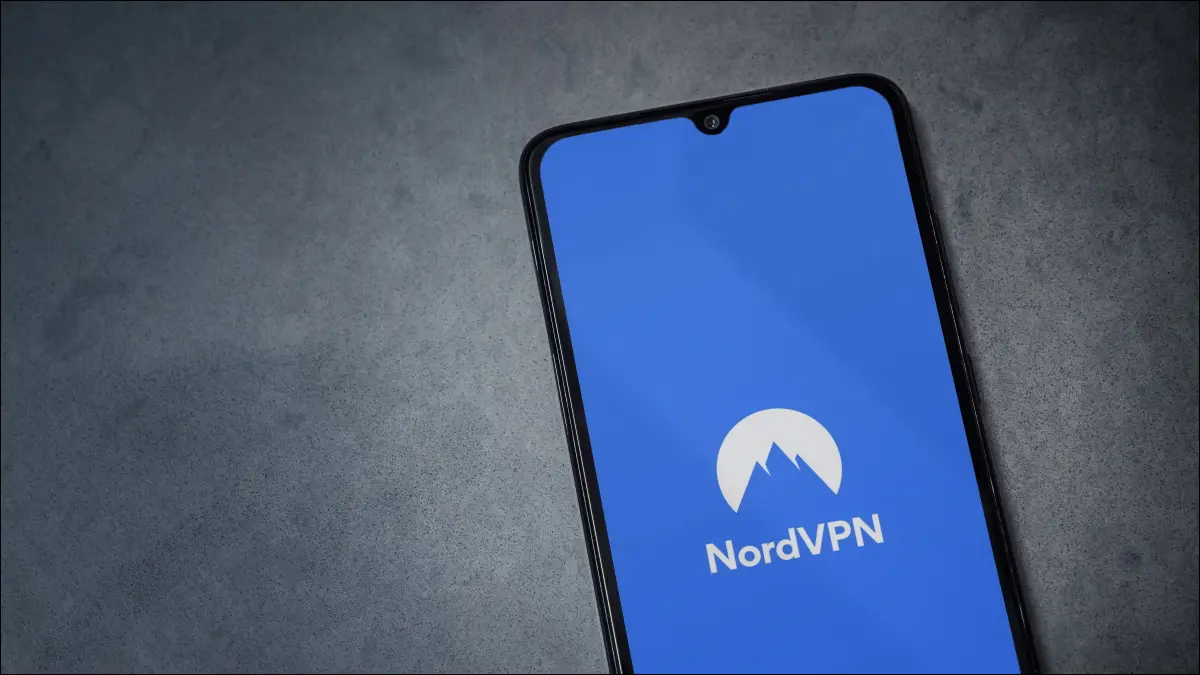 智能手機上的 NordVPN 徽標。