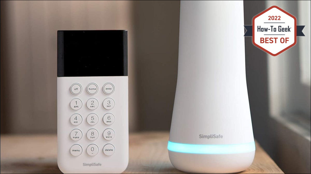 桌上的 SimpliSafe 键盘和集线器