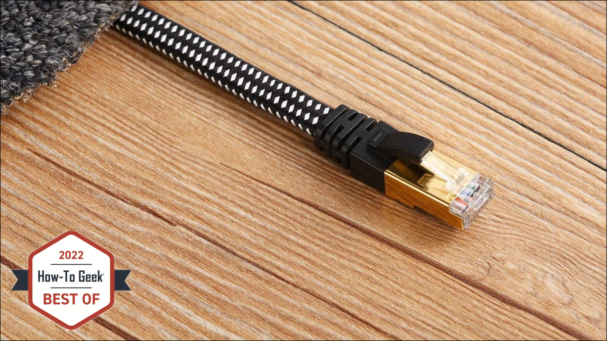 Cable ethernet DanYee en el piso debajo de la alfombra