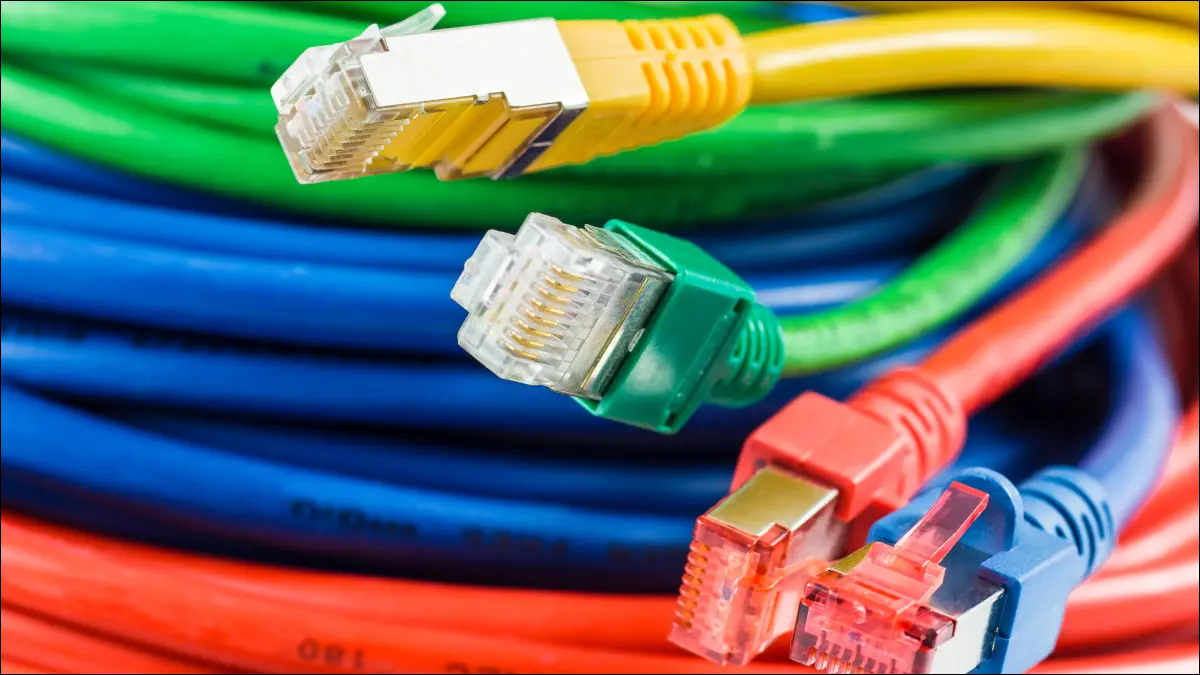 coloridos cables ethernet envueltos