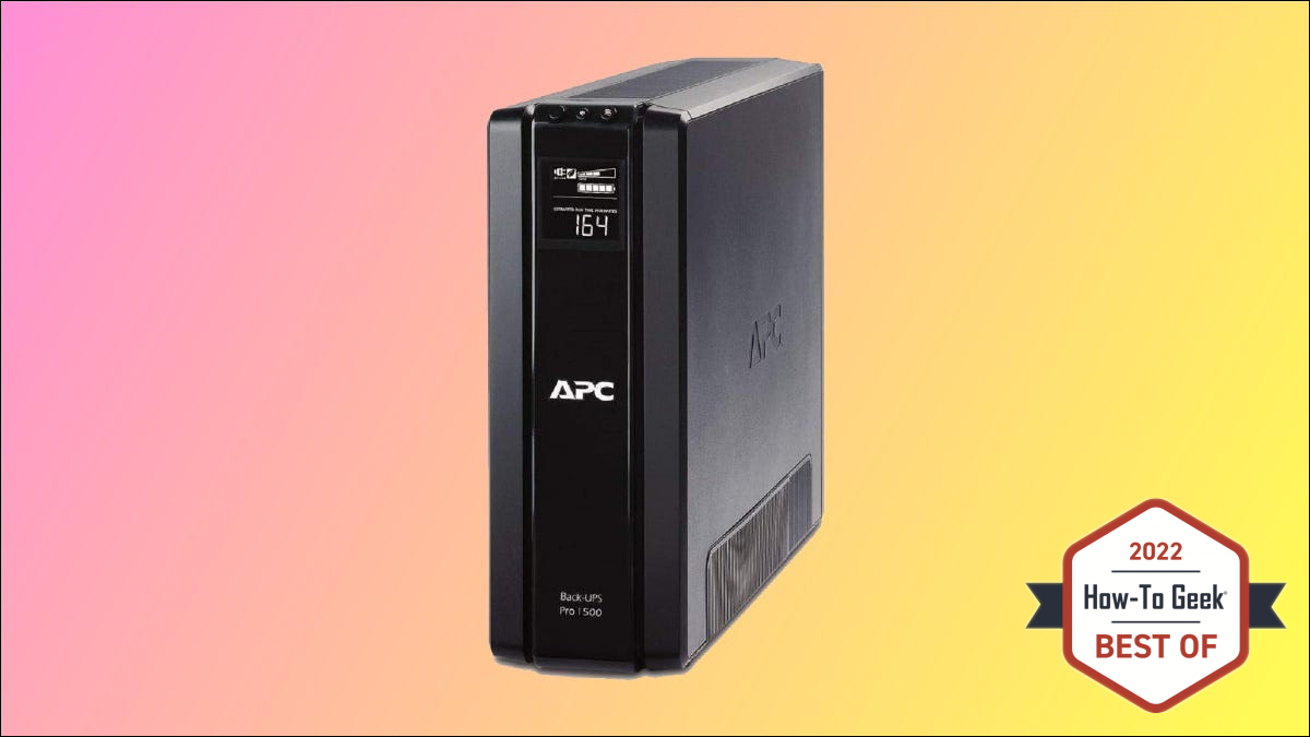 粉红色背景上的 APC 浪涌保护器