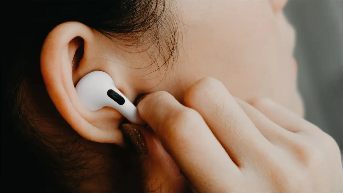 使用 Apple AirPods 触控的人