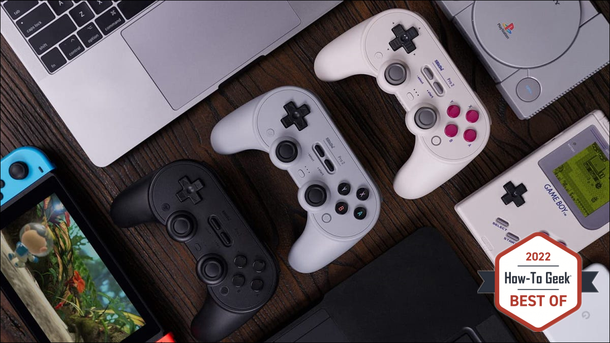 Controladores 8bitdo Pro 2 cercados por consoles