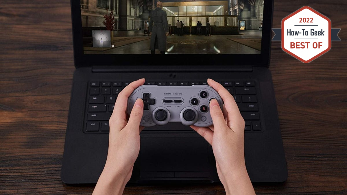 8Bitdo SN30 Pro sendo usado com laptop