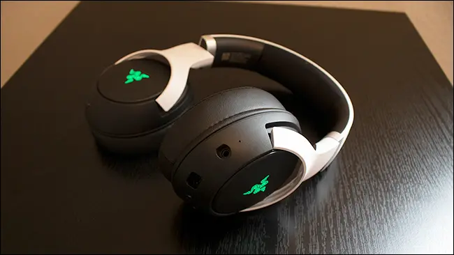 سماعة رأس Razer Kaira Pro مع مجموعة تلوين Chroma RGB باللون الأخضر مقابل طاولة