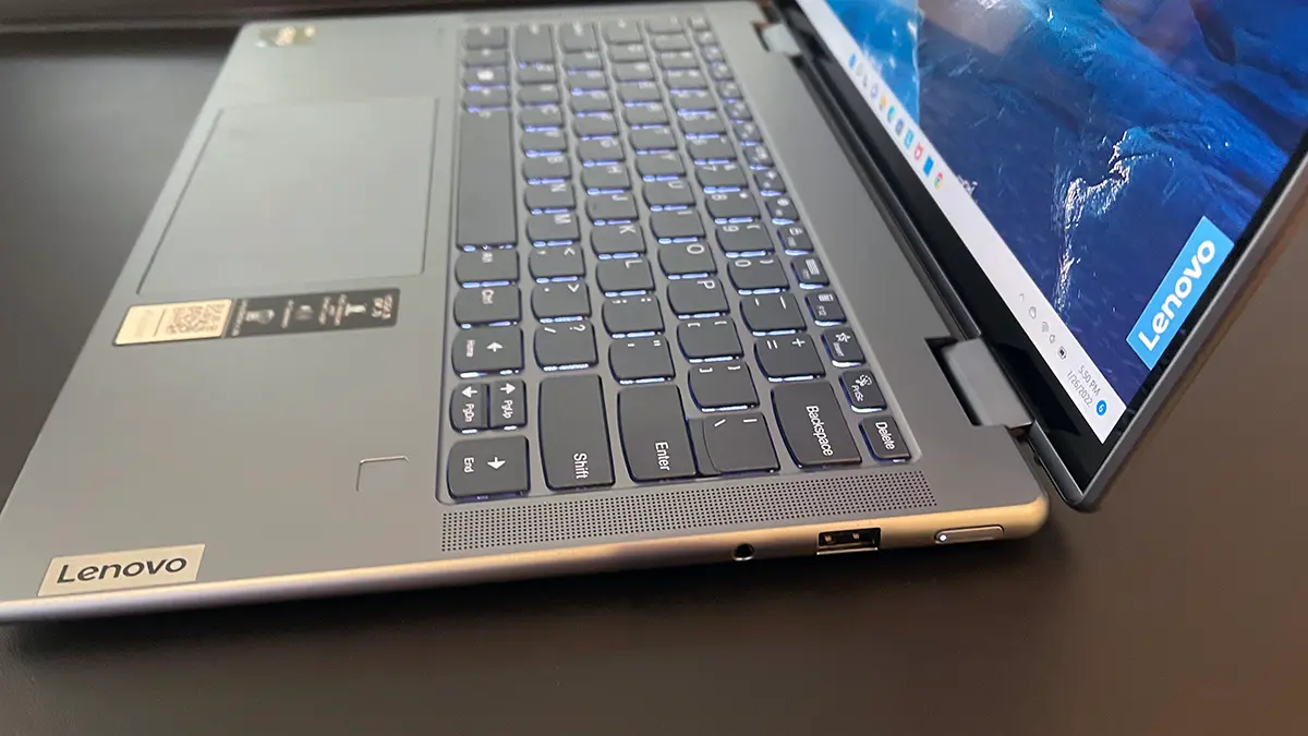 ด้านขวาของแล็ปท็อป Lenovo Yoga 7i