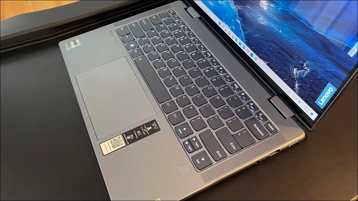 มุมมองแบบเปิดของ Lenovo Yoga 7i