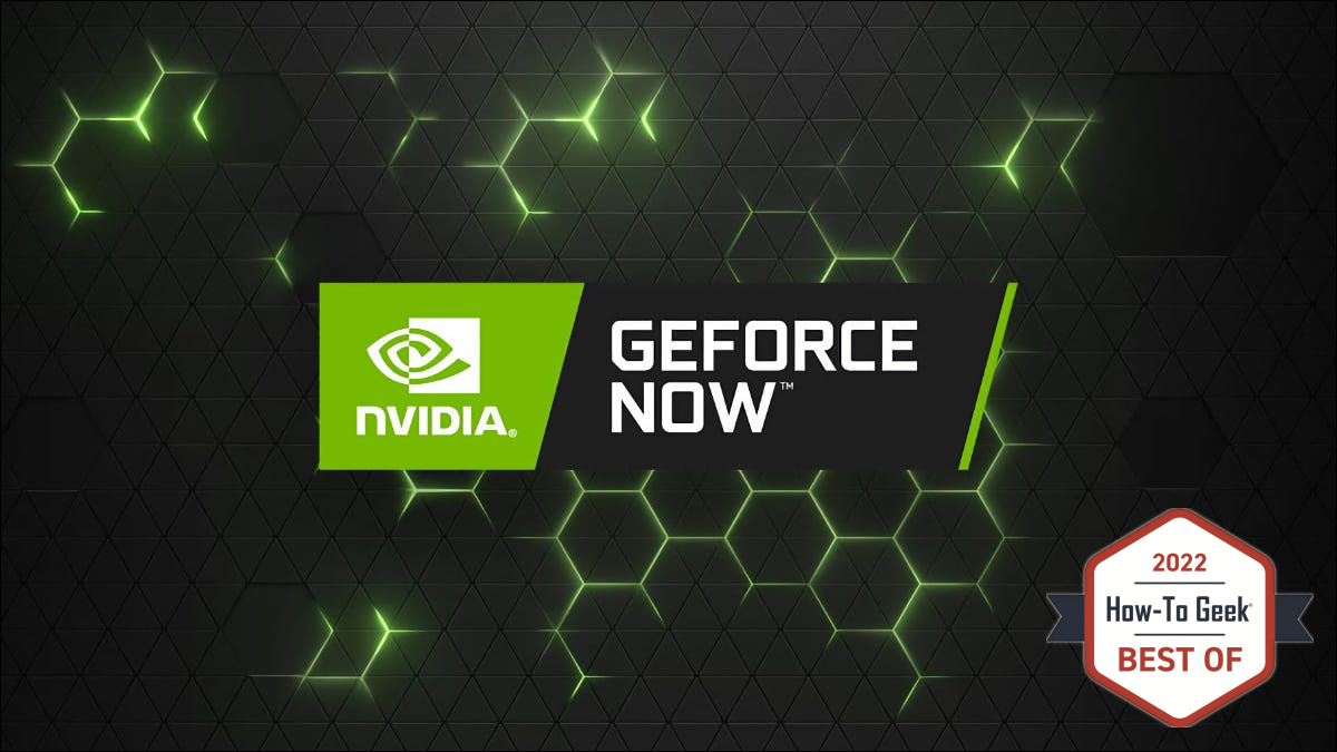 綠色和灰色蜂窩背景上的 GeForce Now 徽標