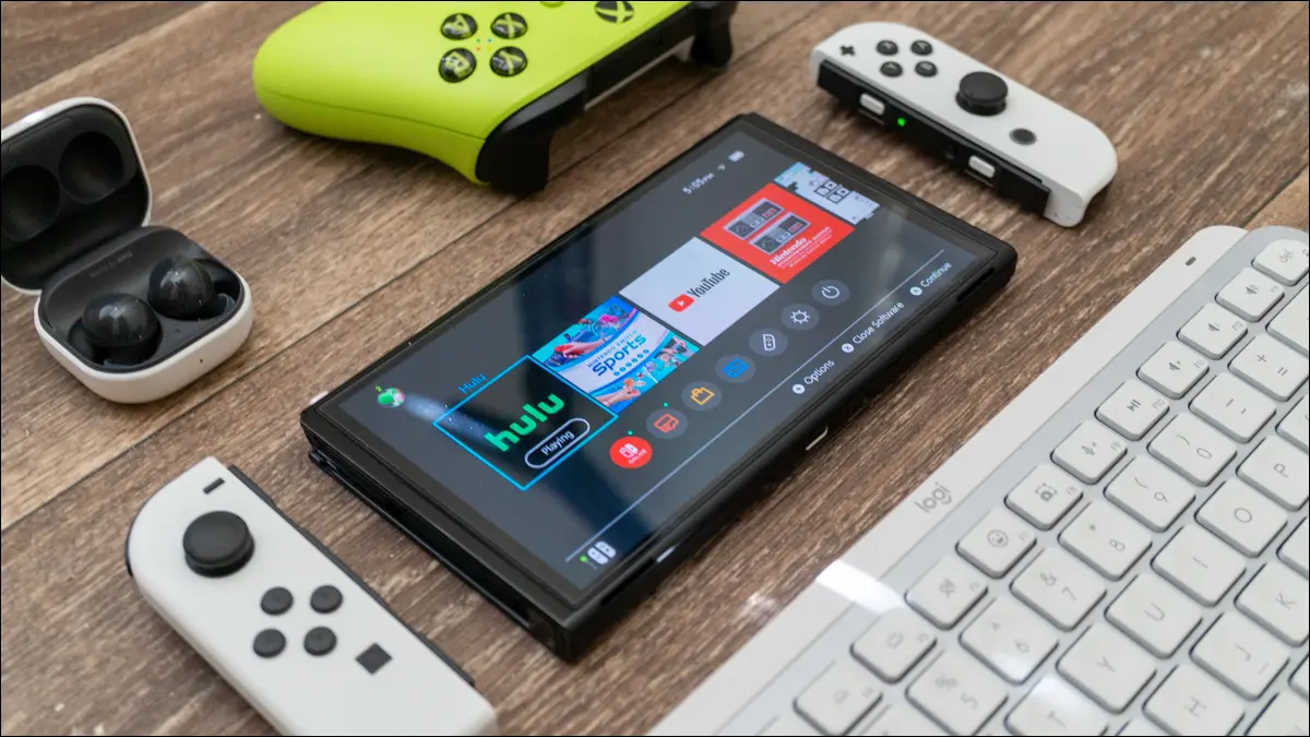 Nintendo Switch com teclado, controle Xbox One e fones de ouvido