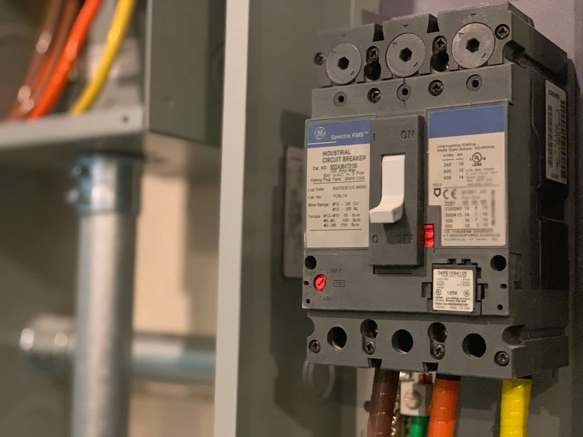 Disyuntor en un panel eléctrico y cables