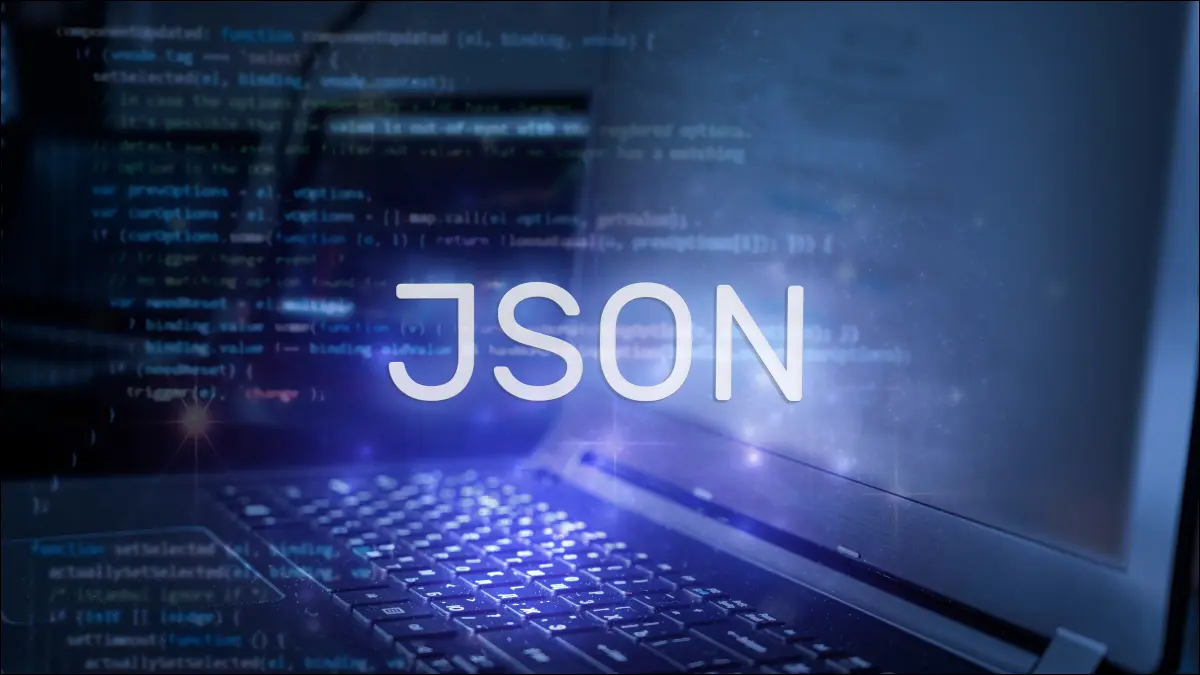 Gambar teks "JSON" dihamparkan pada monitor komputer