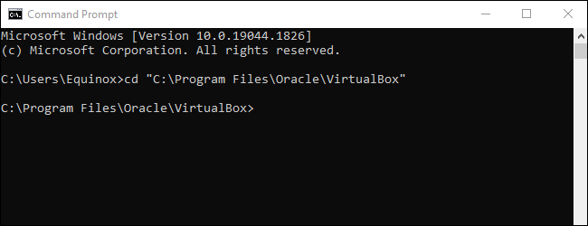 Virtualbox 폴더에 디렉토리를 설정하는 "cd" 명령을 사용하는 명령 프롬프트.