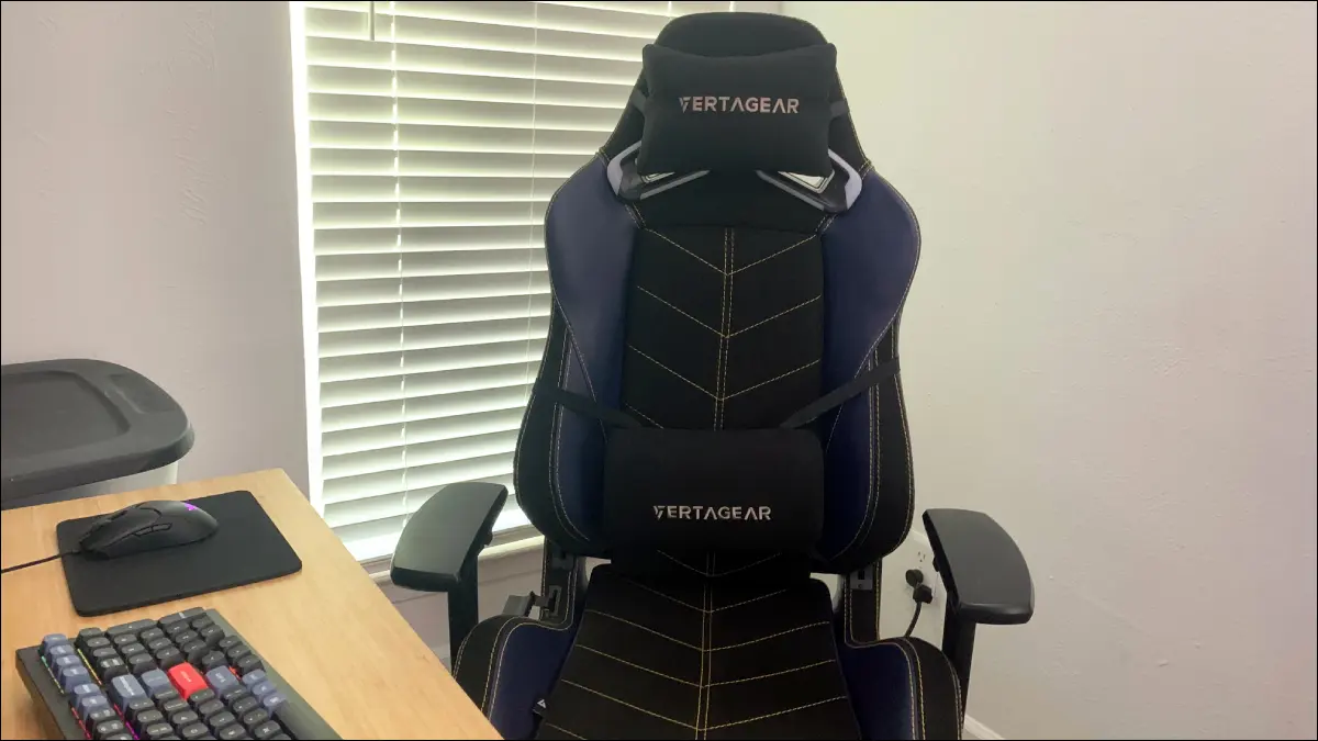 Silla Vertagear SL5000 detrás del escritorio