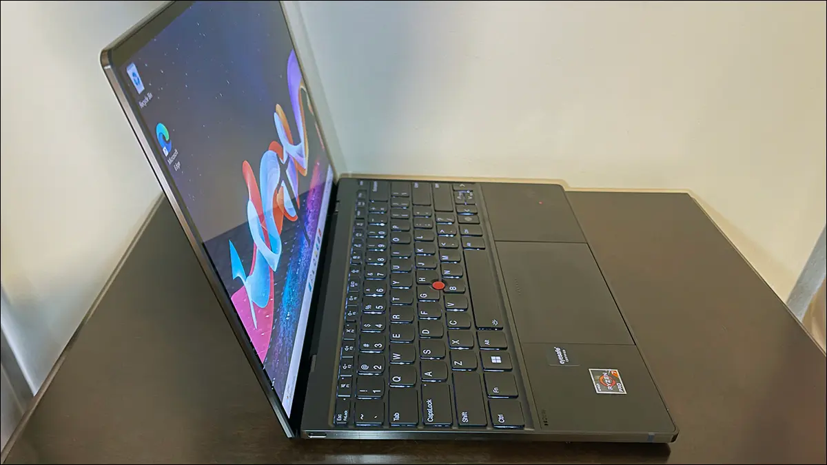 Aprire il notebook touchscreen Lenovo ThinkPad Z13 Gen 1 su un tavolo visto da sinistra