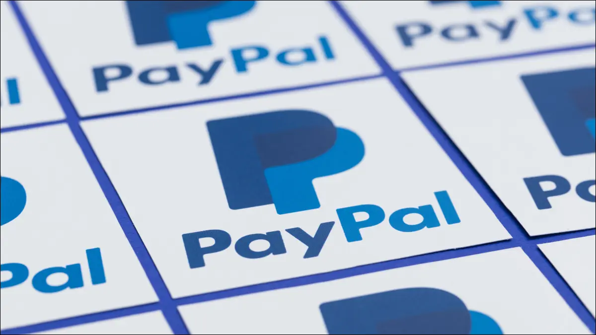 Bir ızgarada düzenlenmiş PayPal logosunun birkaç basılı kopyası.