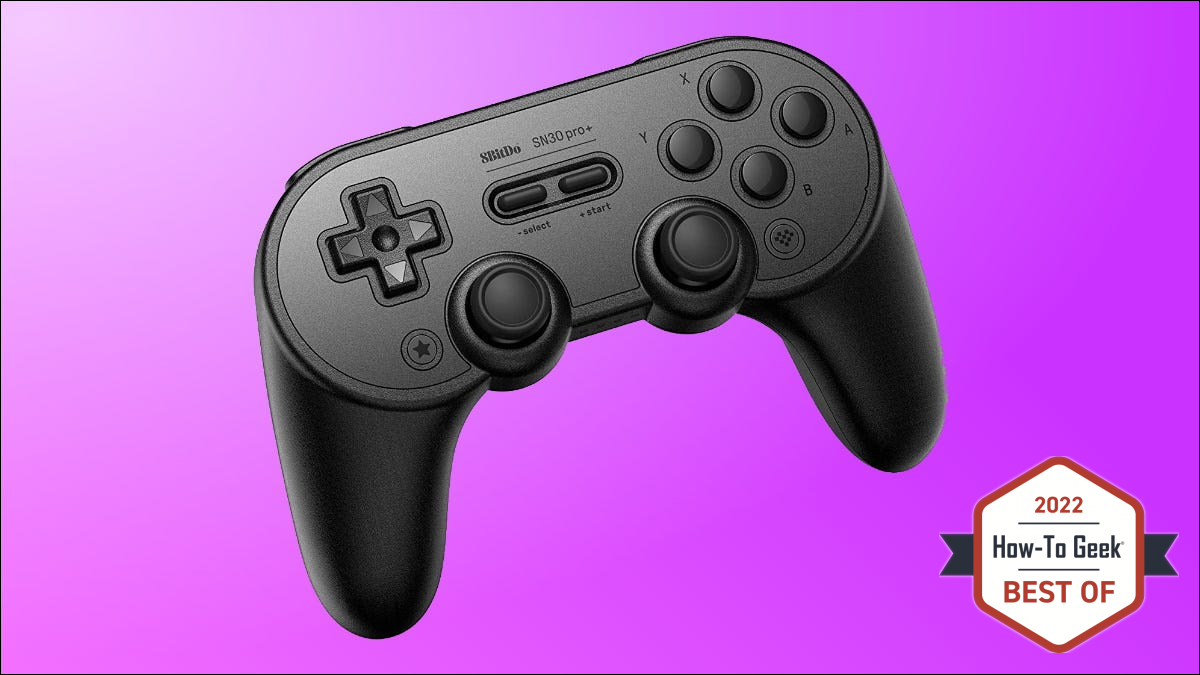 Controlador 8Bitdo sobre fondo morado