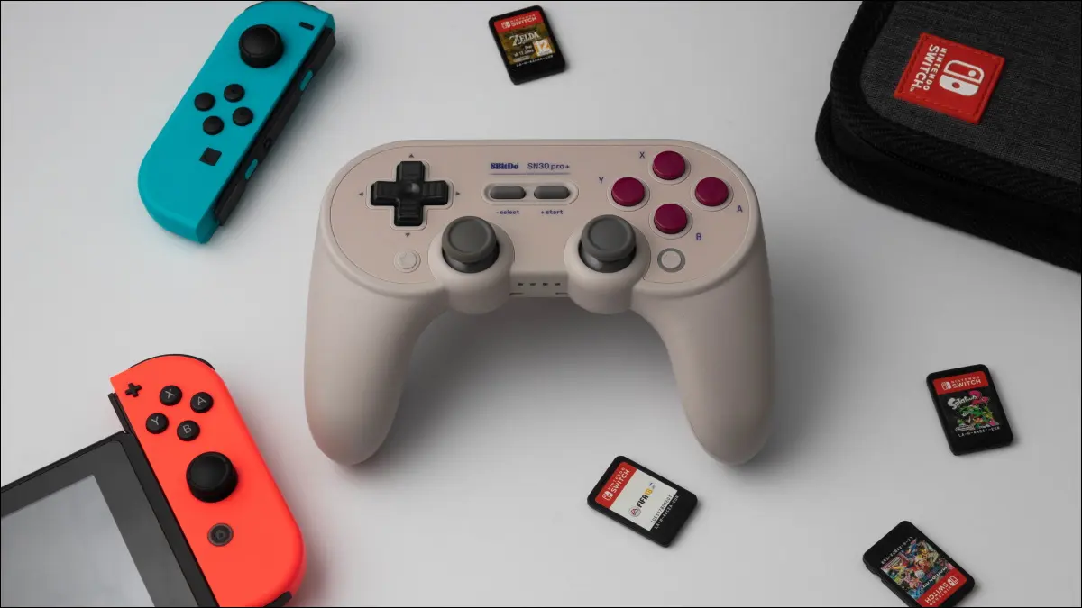 Controlador 8Bitdo rodeado de juegos de cambio