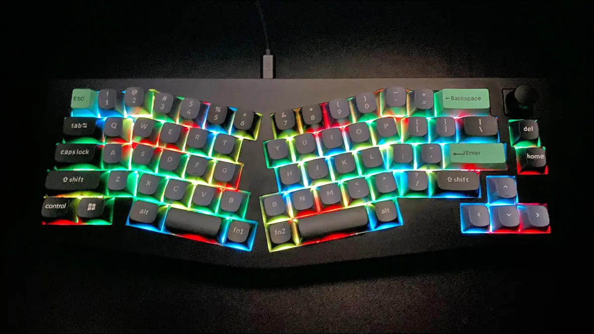 Keychron Q8 cu iluminare curcubeu RGB strălucitoare