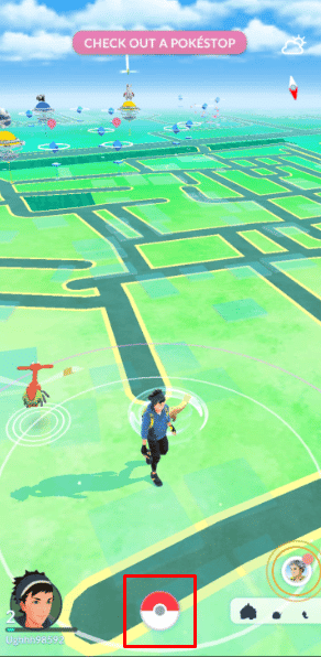 Toque na Pokébola no centro da barra de menu inferior para abrir o menu principal