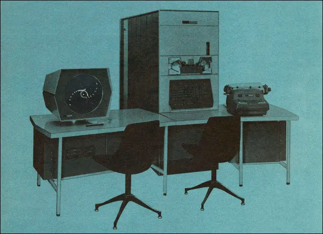 Un DEC PDP-1 con Spacewar sovrapposto allo schermo.