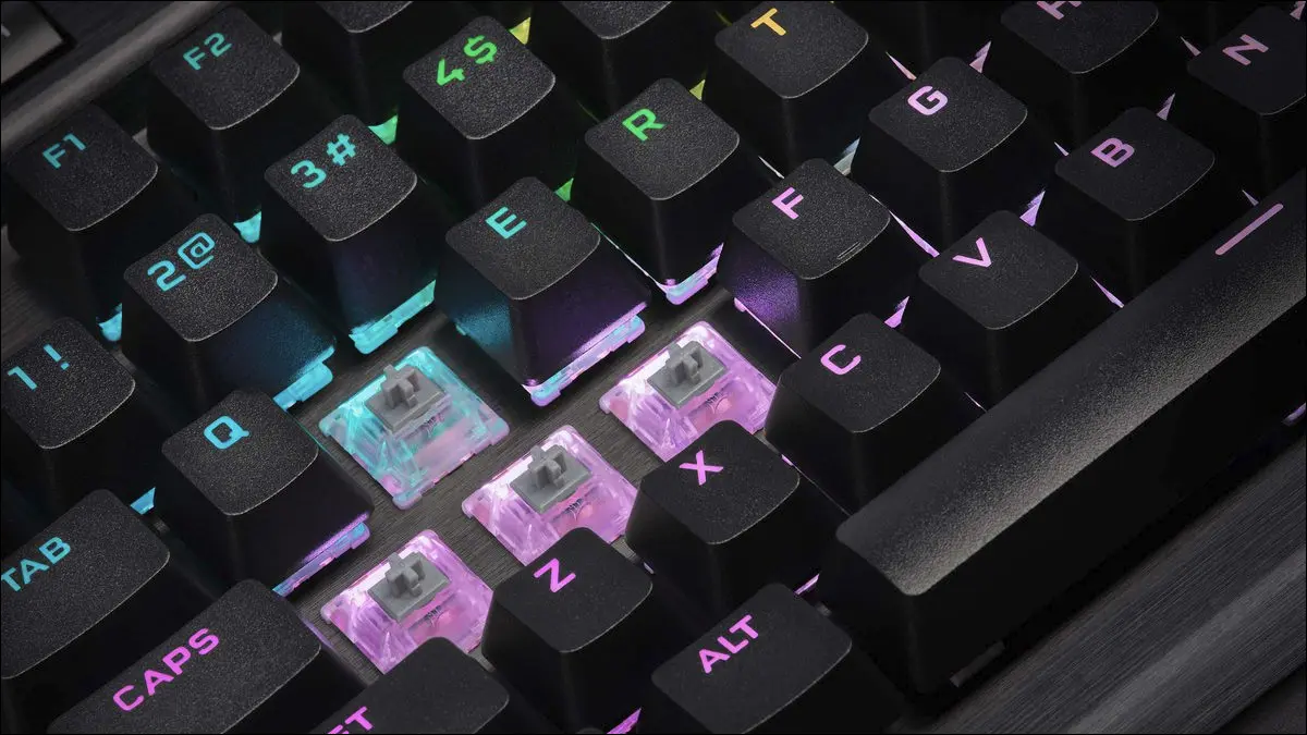 일부 키 캡이 제거된 Corsair 키보드로 Cherry MX 스위치의 줄기가 보입니다.