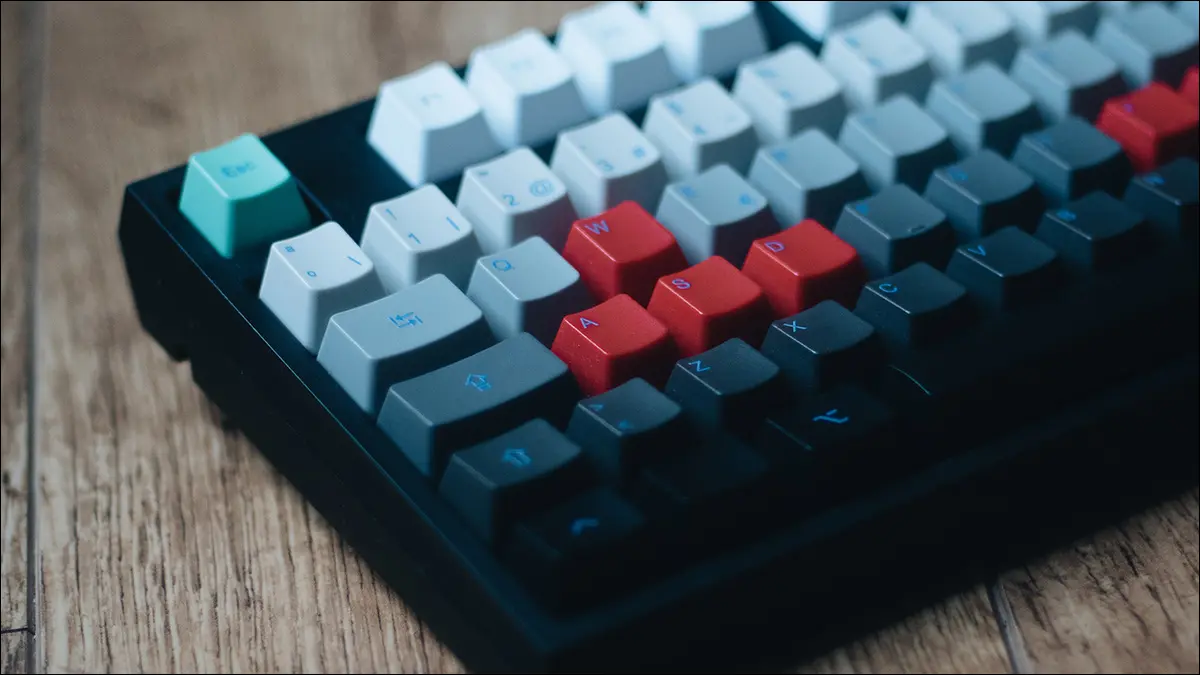 Um teclado mecânico com teclas personalizadas.