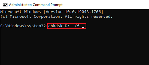 Escribe chkdsk D: /f y presiona enter