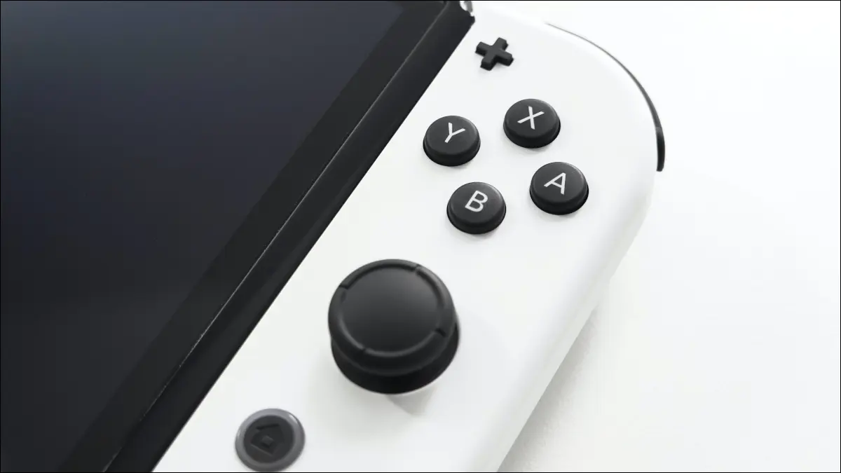 Closeup dari sudut Nintendo Switch putih.