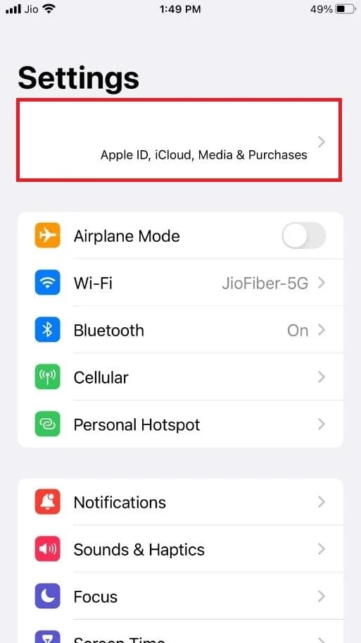 U góry ekranu dotknij Apple ID